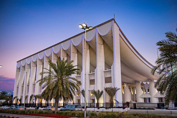 أحن له كأني له ولد..  امر على بابه ما اطيق الغياب

صار السكون أحلى من الصوت بهالبلد.. عرفنا الأسود وعرفنا الذياب

ما هو حنين لكرسي لا وصلنا وراه ولا نرد.. هو حنين "فكر" على الدرب شاب

#امّة_الفين_ومادري