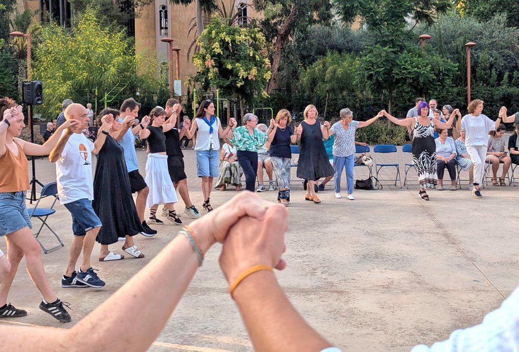 🟡🔵 Ballada de #sardanes per la #FestaMajor2025 de #SantJust, a la Plaça de la Pau amb la Cobla de Sabadell 🎺 S'acosta el final de la festa!