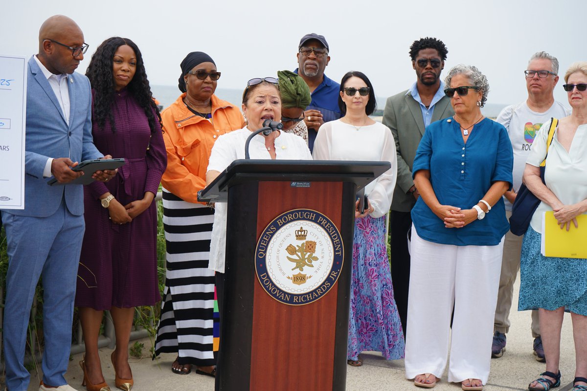 QnsBPRichards's tweet photo. In my State of the Borough this spring, I promised to put $26 million toward the future Arverne East Aquatics Center.

Promise made, promise kept.

I couldn't be more honored today to officially present Rockway with that $26 million check as we finally make this center a reality. https://t.co/yDlJzL8Y89