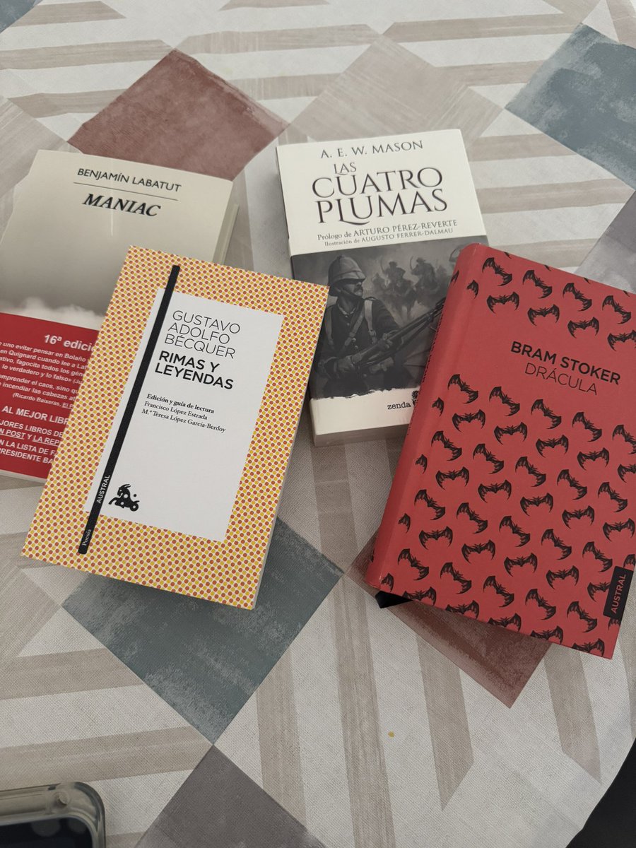 Javier M. Gilabert (@javiermgilabert) on Twitter photo Mi botín para este verano #lecturasdeverano Mi botín para este verano #lecturasdeverano