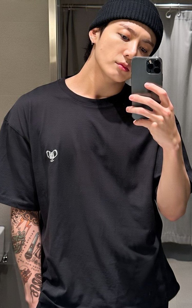 bts_jungkookyie's tweet photo. 내 모습은 어때요?~~ https://t.co/CFRAQycuP7