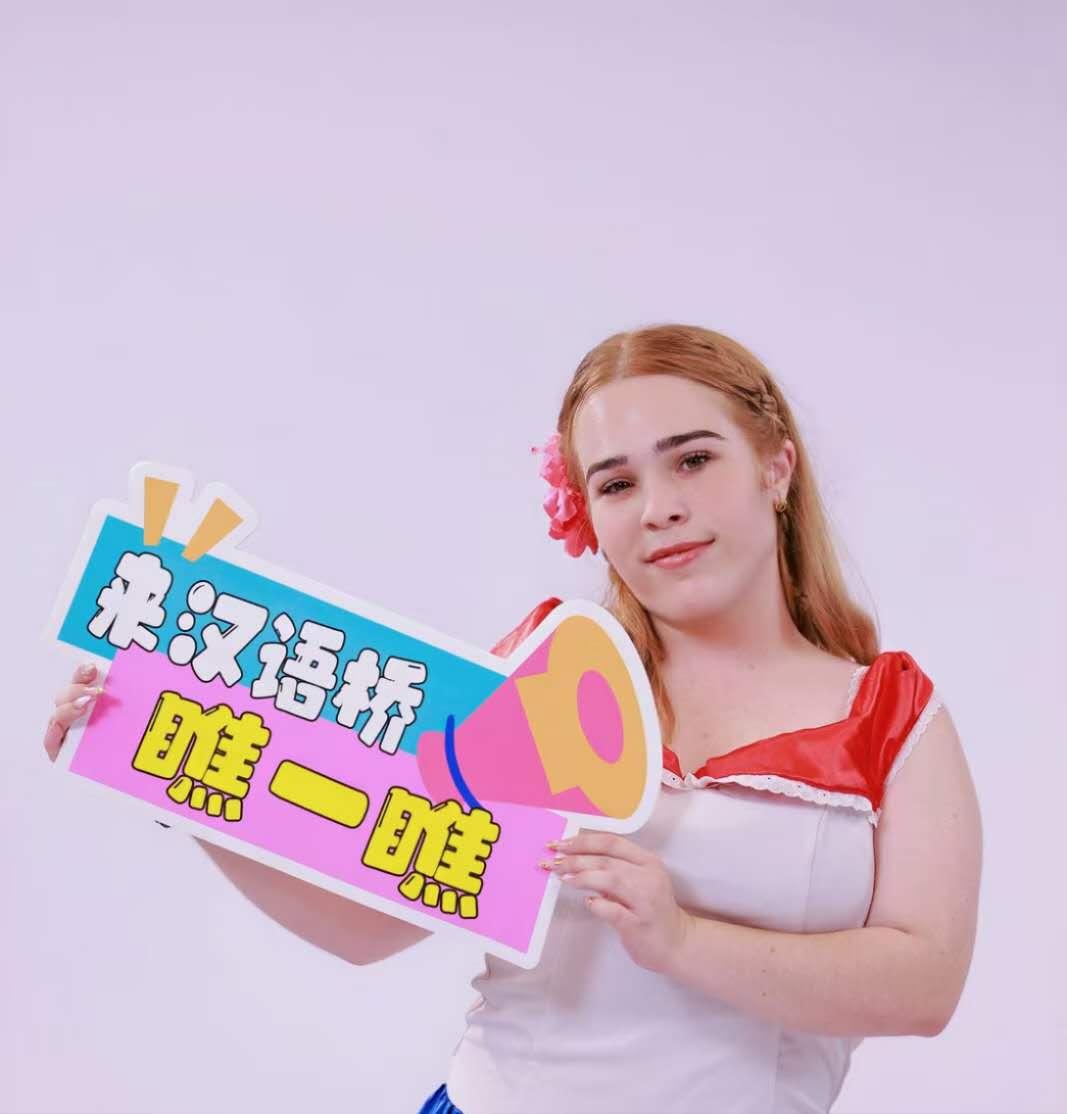 Dong Ailing (Alexandra de la Caridad García Chaviano), la campeona cubana del grupo estudiantil universitario de la competencia del Concurso "Puente Chino" de 2025 ya está en China. Le deseamos buenos resultados en la final mundial.
<a href="/UdeLaHabana/">Universidad de La Habana</a>  <a href="/nicado3/">Miriam Nicado</a>  <a href="/Confucio_UH/">ConfucioHabana</a>