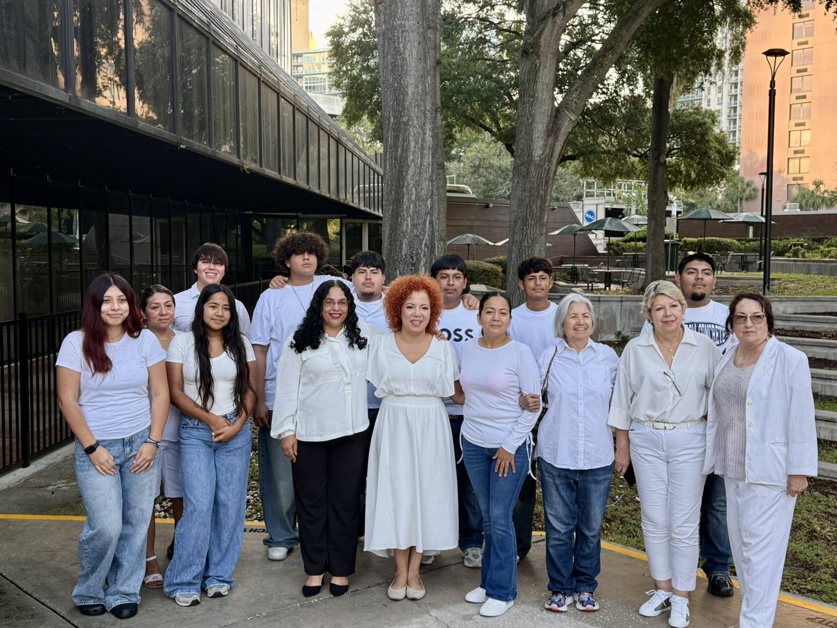Ayer a las 7AM, oramos frente al edificio de la Comisión del Condado de Orange por nuestras familias inmigrantes, funcionarios electos y la seguridad de nuestra comunidad. 🙏🏽

Gracias a jóvenes, padres y líderes comunitarios por ser parte del círculo de oración. 

#FeEnAcción