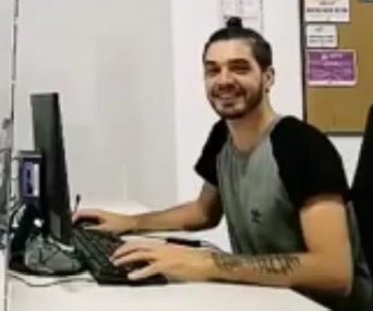 Charruant's tweet image. Con un 1.84 metros de altura, el más alto del grupo. Tu constructor confiable, el informático que siempre te conectará los cables en el trabajo. Te amo Cristina dice en su tatuaje, aguante Milei en el otro brazo el mayor hacer de la política. Con ustedes @Elpidgywfg. Bienvenido!