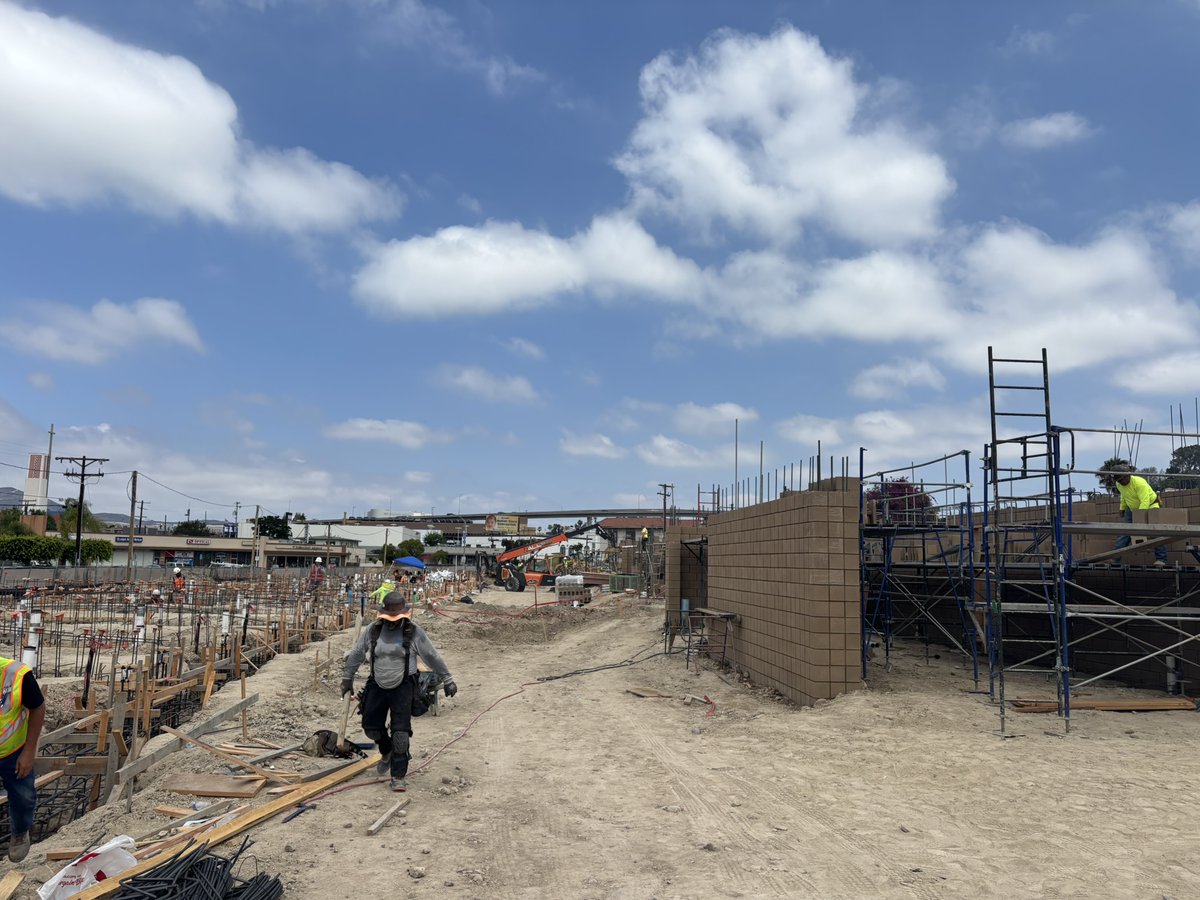 CWDriverCos's tweet image. Progress is rising at the Garfield &amp;amp; Dailey project in La Mesa! This 72-unit mixed-income housing development includes 10 affordable units and a mix of 1- &amp;amp; 2-bedroom apartments and townhomes. Foundations, CMU walls &amp;amp; utilities are taking shape! #CWDriverCos #Construction