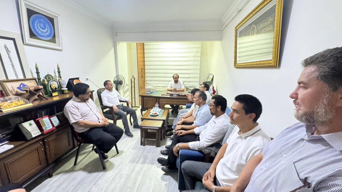 Uluslararası Doğu Türkistan STK'lar Birliği Başkanı Sn. Nurmuhammet Türkistani* ve yönetim kurulu üyelerinden oluşan heyet, Doğu Türkistan Ulemaları Birliği’ni ziyaret etti.  

Gerçekleştirilen görüşmede, Doğu Türkistan gündemine dair önemli konular istişare edildi.