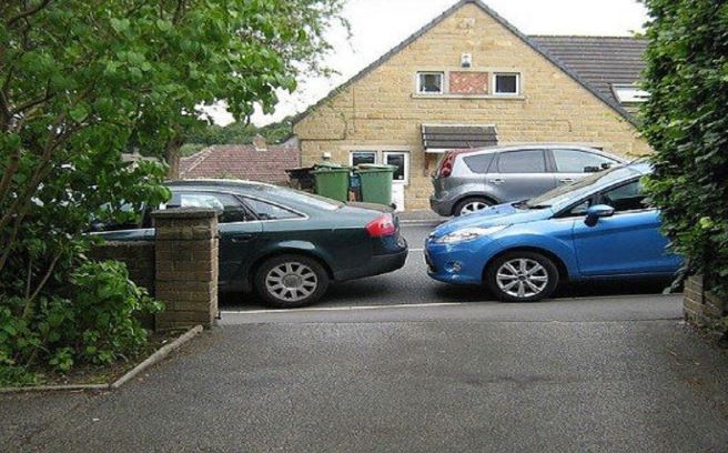 MPSKingstonGate's tweet photo. Common types of neighbour disputes‼️

Parking/ Kids playing in the street/ loud music &amp; dogs barking/ overgrowing trees and hedges

It’s important to note that most of these are not police matters, although there are some circumstances when you should contact us. https://t.co/XGlmY0WjR3