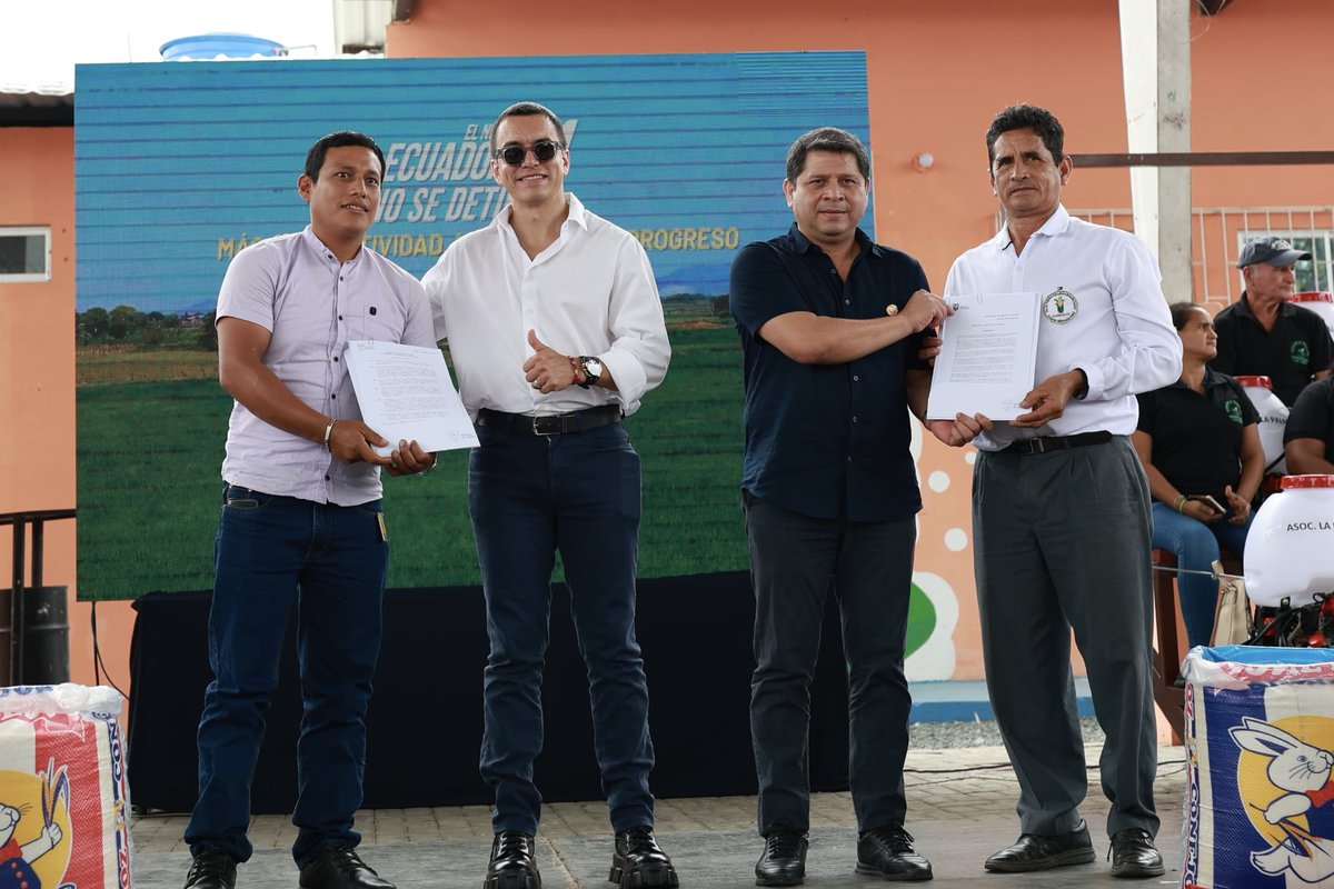 Presidencia Ecuador 🇪🇨 (@presidencia_ec) on Twitter photo “Apoyar al campo es apostar por un Ecuador más justo y productivo”, aseguró el presidente <a href="/DanielNoboaOk/">Daniel Noboa Azin</a> durante la entrega de herramientas, insumos y Unidades Móviles Agroproductivas al sector agropecuario en la provincia del Guayas, a través de <a href="/AgriculturaEc/">Agricultura y Ganadería Ecuador 🇪🇨</a>.
El Presidente “Apoyar al campo es apostar por un Ecuador más justo y productivo”, aseguró el presidente <a href="/DanielNoboaOk/">Daniel Noboa Azin</a> durante la entrega de herramientas, insumos y Unidades Móviles Agroproductivas al sector agropecuario en la provincia del Guayas, a través de <a href="/AgriculturaEc/">Agricultura y Ganadería Ecuador 🇪🇨</a>.
El Presidente