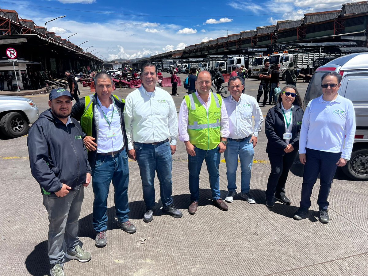 ICACOLOMBIA's tweet image. Participamos de la Segunda Feria de Servicios en #Corabastos. 🎉

Allí entregamos capacitación a comerciantes y productores en la venta de agroquímicos, semillas, plantas y material de propagación. ✅🤝

Además de guías de movilización para control de mosca en algunas frutas.