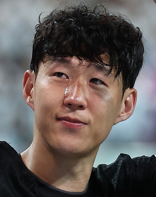 “Sempre sonhei em ganhar algo por vocês. Vencemos a Europa League. Todos vocês merecem.”

🥲
