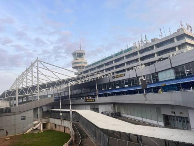 avdo69's tweet image. 🚨 Renovation underway at MMIA! Lagos’ Murtala Muhammed International Airport is getting a major facelift — better infrastructure, modern facilities, and smoother travel experience loading. ✈️🇳🇬…will it be ready b4 Detty December? 😁
#MMIA #LagosAirport #NigeriaAviation #Travel