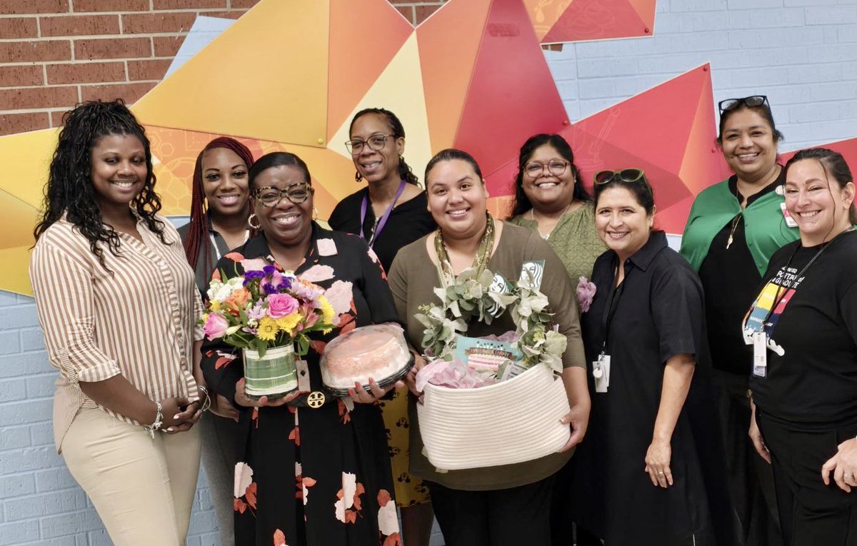 CarawayES_AISD's tweet image. Happy Birthday wishes to Principal White! 🌺 “Happy Birthday to you” 🎶 #AldineStory @AldineISD @CarawayOffice1 #AccelerateLearning