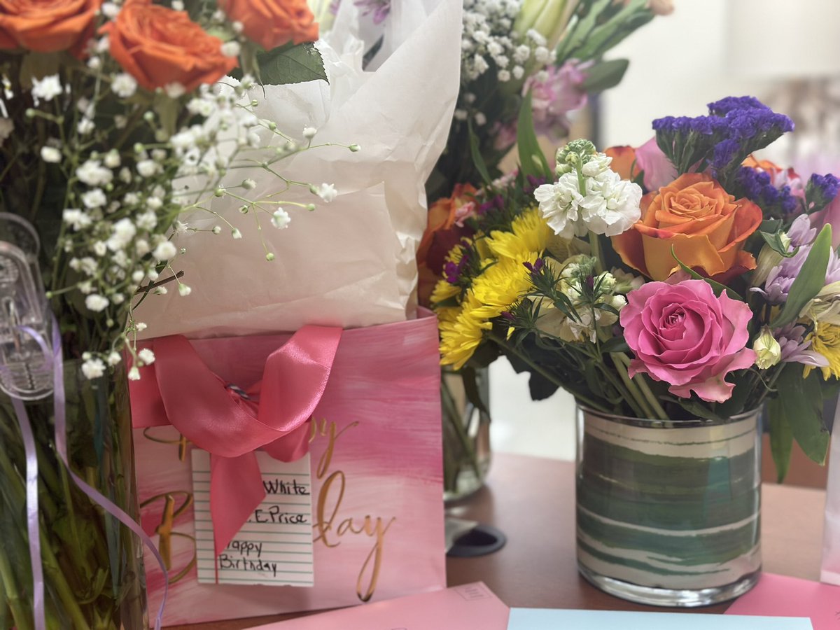 CarawayES_AISD's tweet image. Happy Birthday wishes to Principal White! 🌺 “Happy Birthday to you” 🎶 #AldineStory @AldineISD @CarawayOffice1 #AccelerateLearning