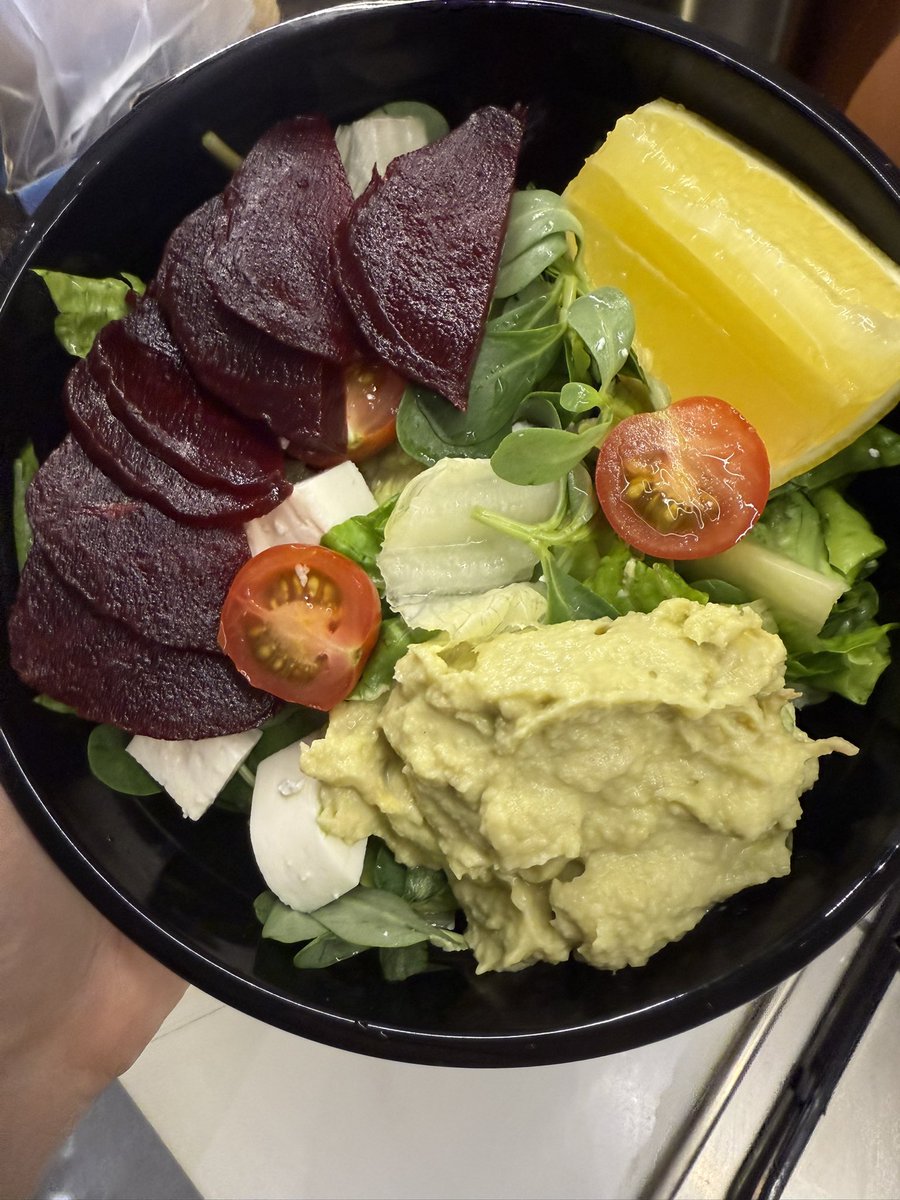 سلطة اليوم رجلة وخس وبنجر وحمص مخلوط مع افوكادو Functional Food