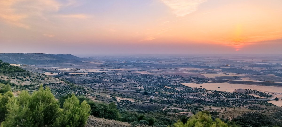 Últimas luces bañando la ciudad más odiada del planeta por gallegos que viven todo el año en Madrid; asturianos que viven todo el año en Madrid; cántabros que viven todo el año en Madrid y gente que es incapaz de sentirse acogida, porque les molesta sentirse queridos.