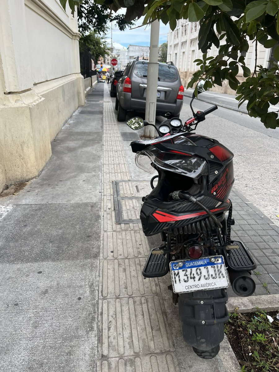 De nada sirve hacer “bonitas” calles o hacerles “inclusivas” si no vas haces que se respeten esos pasos, la gente no puede caminar en las aceras.