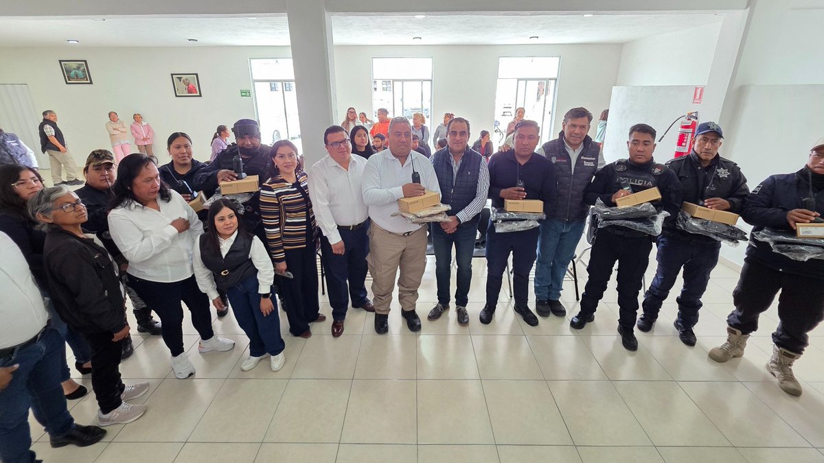 👮‍♂️ Hoy en el municipio de #Tlanepantla, tuve el honor de entregar radios de comunicación, uniformes y material operativo a las y los elementos de seguridad pública, junto con el presidente Lino Romero Posadas y el Delegado del Bienestar Sergio Juárez.  

Mi compromiso es claro: