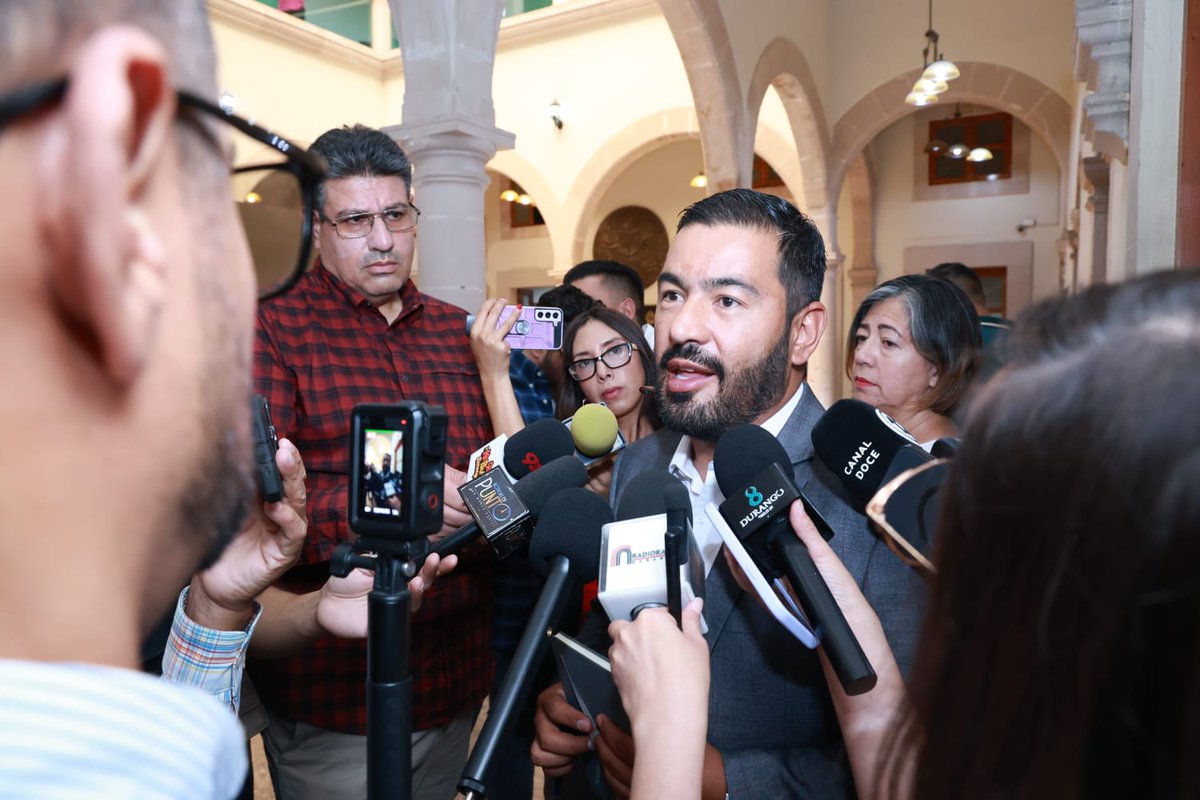 Entregamos junto al Comité de Festejos de la Libertad de Expresión el reconocimiento a Arturo Huerta, por su destacada trayectoria y compromiso con el ejercicio libre del periodismo en Durango. 
Gracias Sotero Herrera e Ismael Revilla por hacerme parte de sus celebraciones.