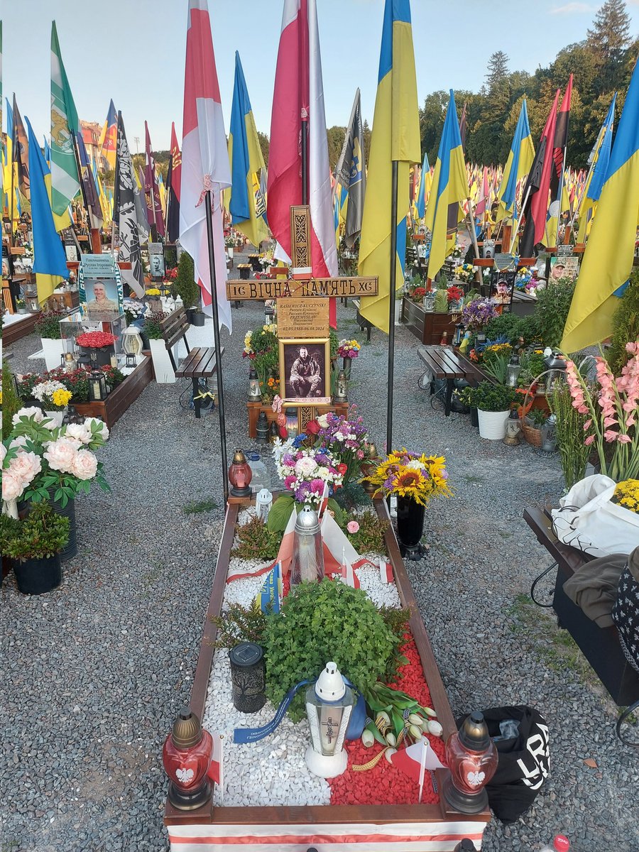 сёння год як загінуў Пшэмэк. доўга былі з ягонай нарачонай Аней на цвінтары, хадзілі да Антося і зноў да Пшэмэка. яны ляжаць на адной лініі праз 6 магіл. як рэпетыцыя таго, што чакае мяне праз тры тыдні