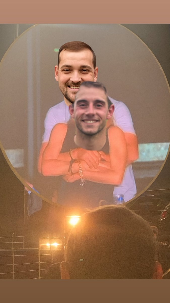 BREAKING NEWS!!

SPOTTED IN PONTARDAWE TONIGHT 

OUR NEW SIGNING WITH THE GAFFER. 

SAMMY SIGNS 🤝🏻🤝🏻

PONTY AND PROUD 🤍🖤