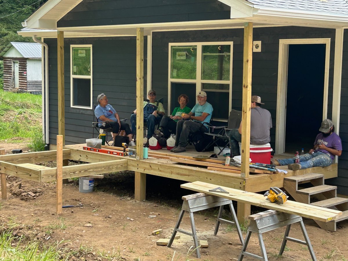 🙏 Big thanks to the amazing #volunteers from East Union Presbyterian Church! Your hard work helped us finish a new affordable home &amp; rehab another for a low-income homeowner. You brought skill, heart &amp; hope to Eastern Kentucky! 🛠️💙 #HDA #BuildersOfHope #VolunteerPower