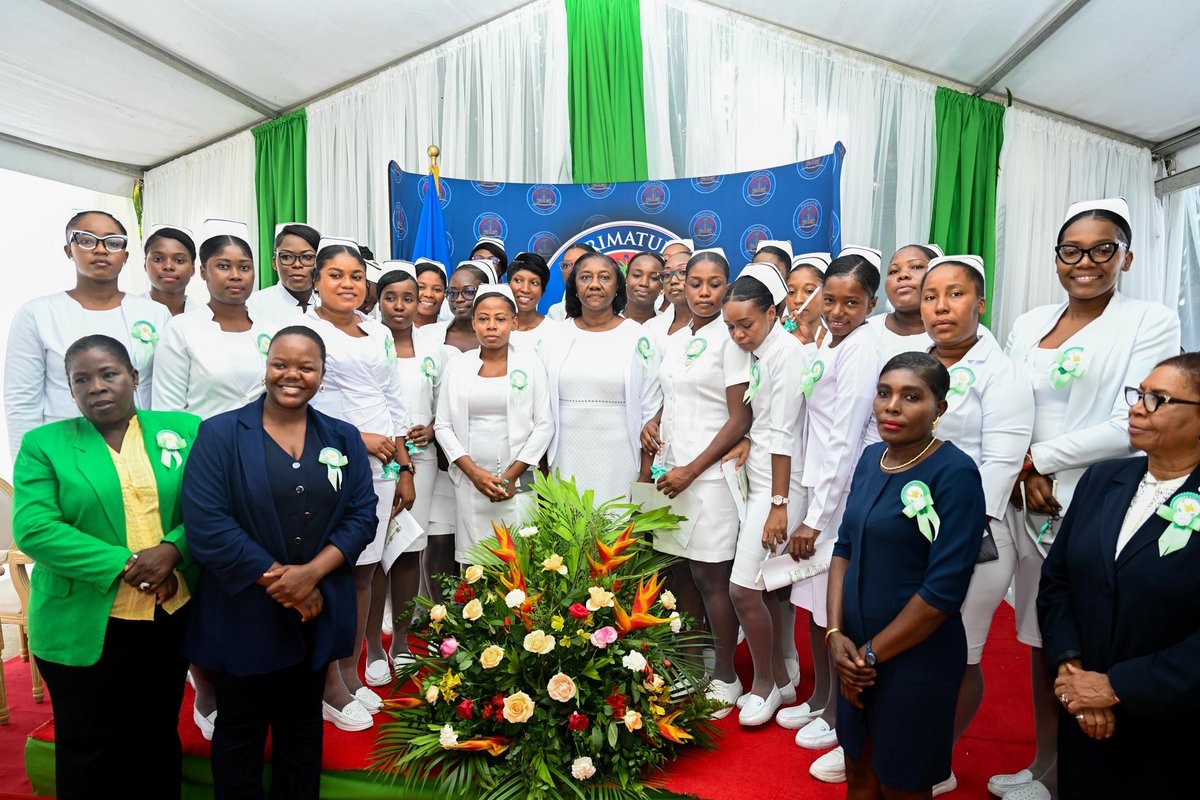 COMMUNIQUÉ DE PRESSE

Remise officielle de lettres de nomination à 25 infirmières lauréates des Examens d’État de 2023 et 2024

Port-au-Prince, le 6 août 2025. — Une cérémonie solennelle s’est tenue ce mercredi à la Primature, où le Premier ministre, M. Alix Didier Fils-Aimé, a