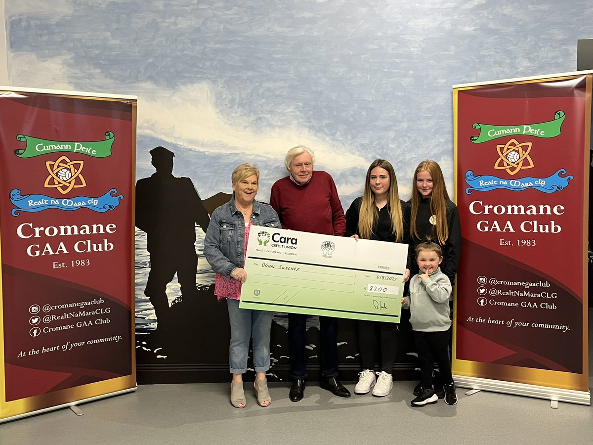 Cromane GAA Club chairman, Stephen Casey, this evening presented our recent lotto jackpot winner, Donal Sweeney, with his jackpot-winning cheque for €8,200. Congrats to Donal who is pictured here with family and friends as well as members of Cromane GAA Club lotto committee. 👍🏻