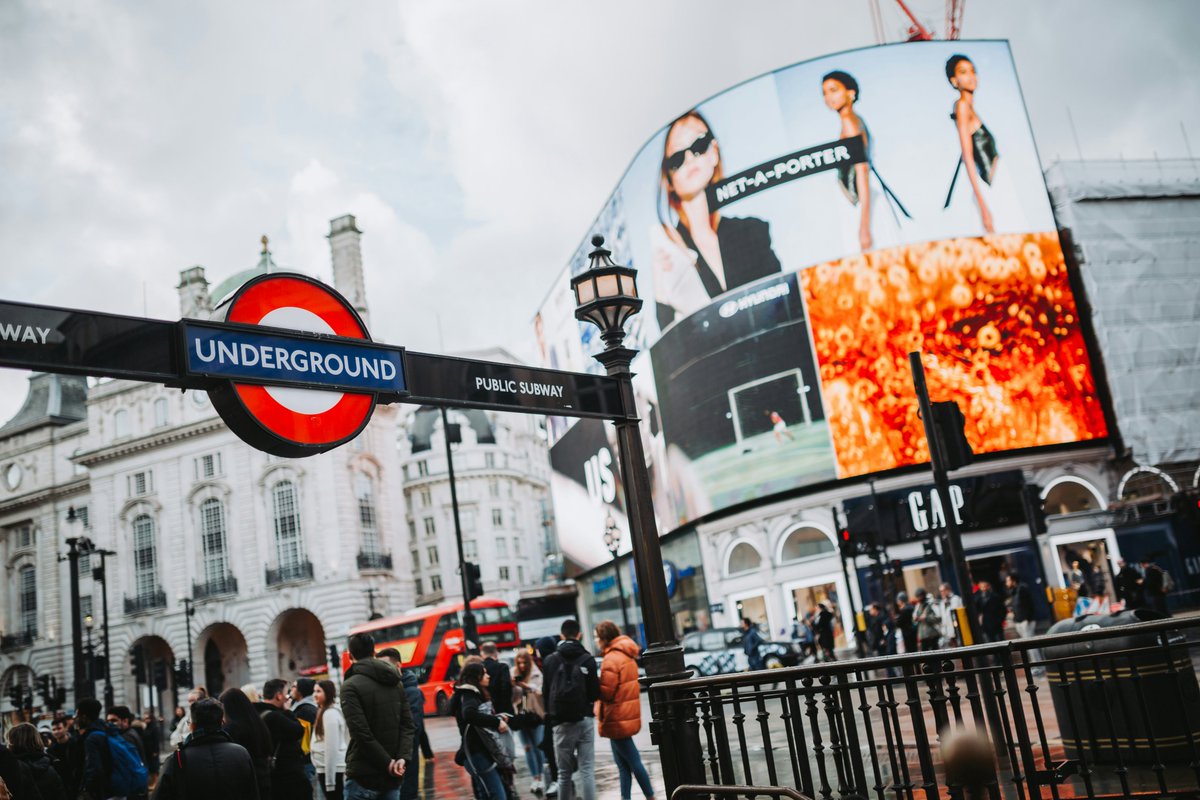 travelaholics's tweet image. Piccadilly Circus: London’s beating heart since 1819! Once home to horse-drawn carriages, now glowing with neon and energy.
A timeless meeting point for locals and travellers alike.
travelaholics.com/public-squares…
#PiccadillyCircus #LondonHistory #TravelUK #IconicLondon #London #Travel