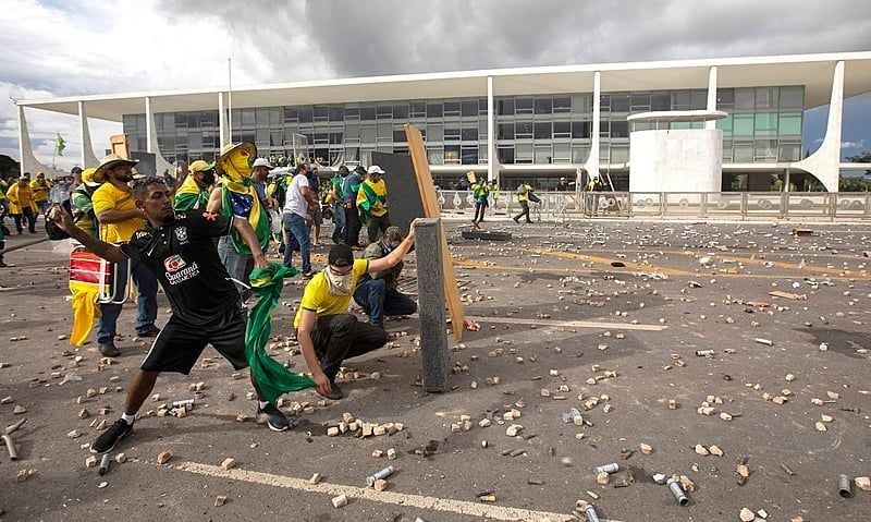 oswaldtoshiro's tweet photo. Ciro Gomes:
- Você acha que se o Lula ganhar a eleição o Brasil vai encontrar a paz?

Gregório Duvivier:
- Vai! Mais que vai!

O Brasil com Lula eleito: https://t.co/6H2vKO5PHr