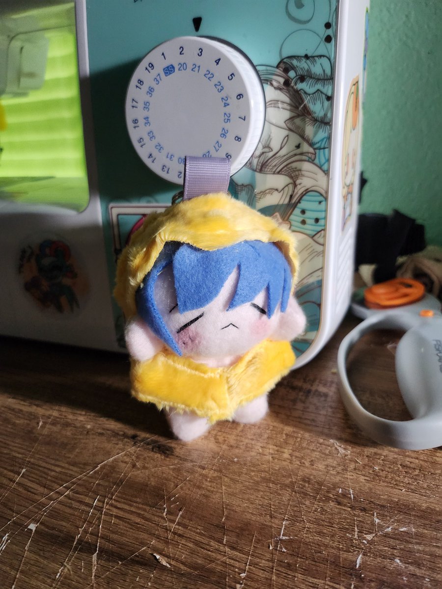 BOSS_STICKS's tweet image. Made a Lil wiseguy.
He&apos;s just a rando in a soft hooded vest.
Will likely make more :3c
#handmade #chibi #sewing