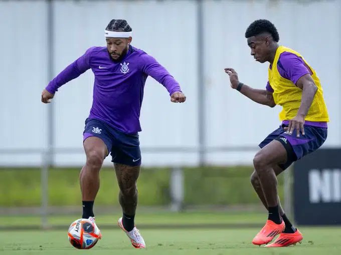StudioFutbol's tweet image. #EcEx | Félix Torres, en el centro de una tensa pelea con Memphis Depay en entrenamiento del Corinthians buff.ly/pEcMOLl