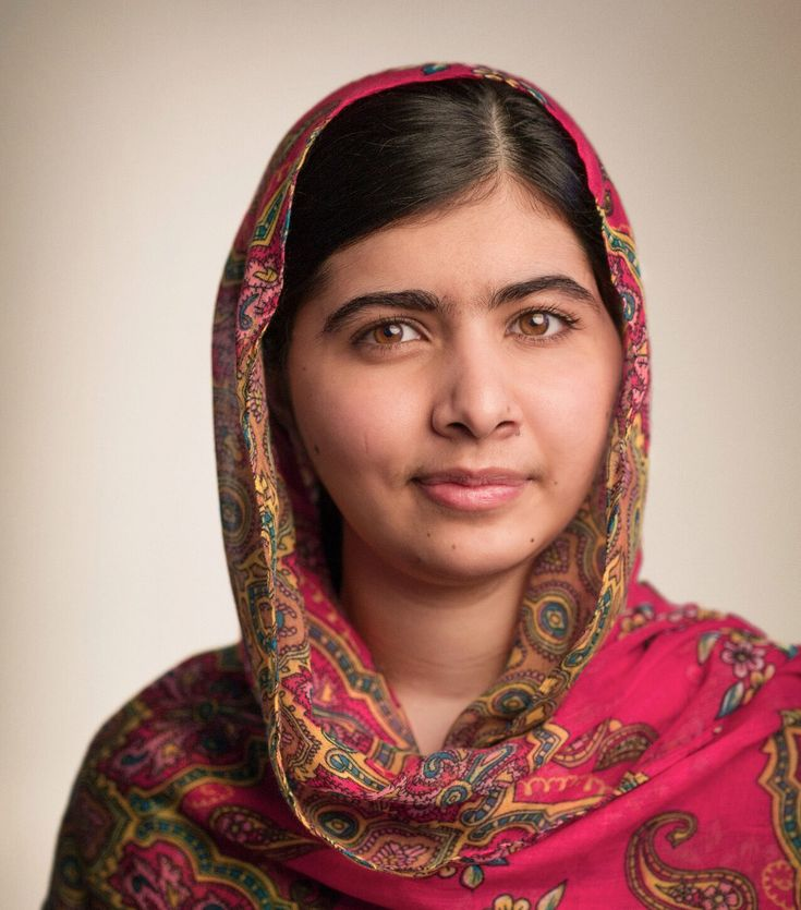 A los 15 años le dispararon en la cabeza por ir a la escuela.

Hoy habla ante la ONU.

Malala Yousafzai.

Es imposible seguir dando la educación por sentada después de conocer su historia.

Aquí te la cuento: 🧵