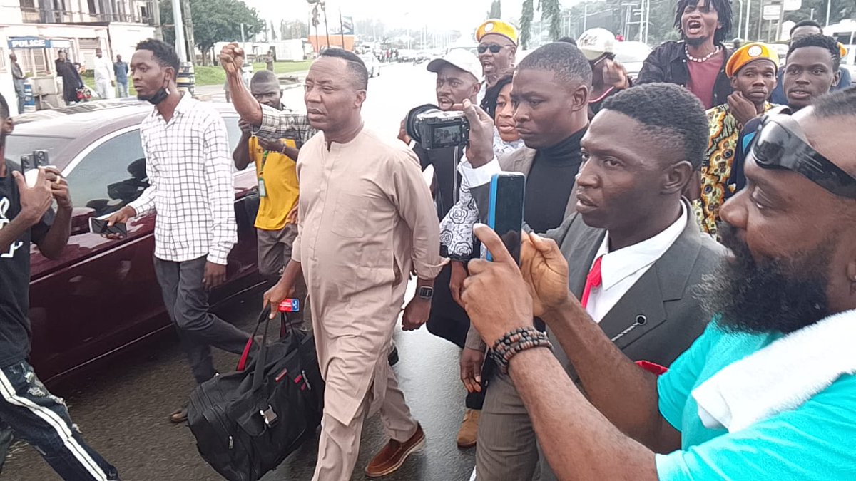 Abeyhp's tweet photo. This is too predictable..... @sowore is always ahead of the criminals in Nigeria.... He has arranged himself for arrest for saying the IGP promoted his lover that joned NPF 10 years ago to ACP sporadically against the police rules . https://t.co/VsUrCgSYvD