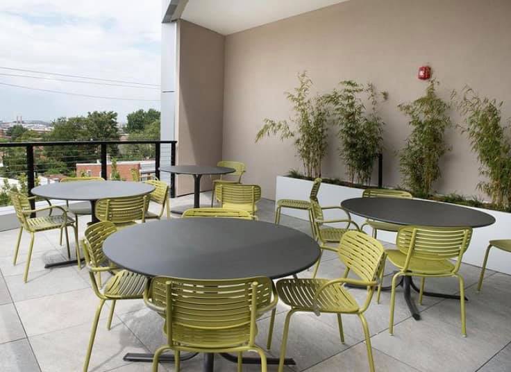 CNCGroupstl's tweet image. The Echo Chaise and Side Table from Ledge Lounger create the perfect poolside scene ☀️✨ Sleek, stylish, and built for relaxation—your outdoor oasis starts here.

#LedgeLounger #PoolsidePerfection #OutdoorLiving #SummerStyle #RelaxInStyle #EchoCollection