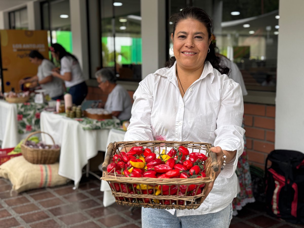 🛒🌽 Hoy el campo está en la ciudad
La Ruta del Cóndor llegó a la Plazoleta de Banderas del SENA Caldas con lo mejor del campo colombiano. 🐓

📍 Estaremos HOY 6 DE JULIO hasta las 4:00 p. m.
