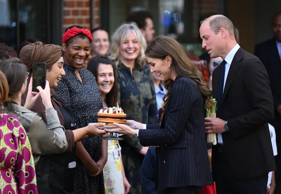 During their 2023 visit to Cardiff, the Prince and Princess of Wales received a Victoria sponge cake flavored with ginger, cardamom, and raspberry from a fan.
Just another sweet (and funny!) royal moment! 😋 #TBT
