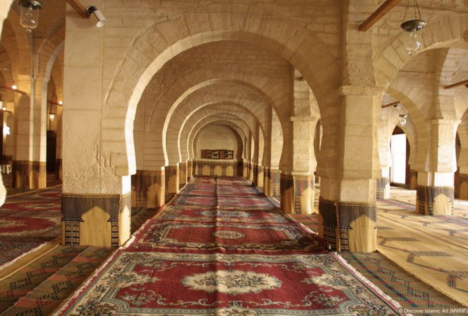 mwnf_org's tweet photo. Built during the Aghlabid era, the Great Mosque of Sousse features a unique quadrilateral plan that contains an expansive prayer hall with repeating porticoes. The decorative motifs used throughout employ techniques from Kairouanese craftsmanship. |   https://t.co/KxM1S39fCc https://t.co/Vdux8ncSsJ