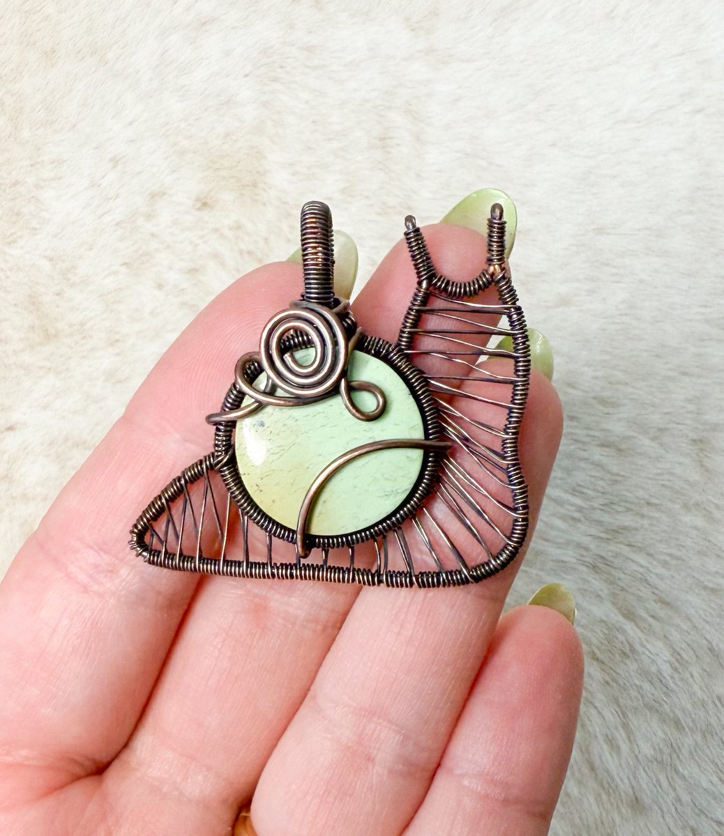 lemon chrysoprase snail necklace 🐌

available Friday 8/08 at 8pm eastern time