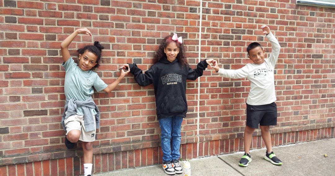 NYSD1817's tweet image. Fanwood 2nd &amp;amp; 3rd graders took a break from the classroom to play &amp;amp; enjoy time with friends. Recess is a chance to move, recharge, and just be kids; their smiles say it all! #RecessTime #ASL #ASLEnglish #Friendshi #SummerFun