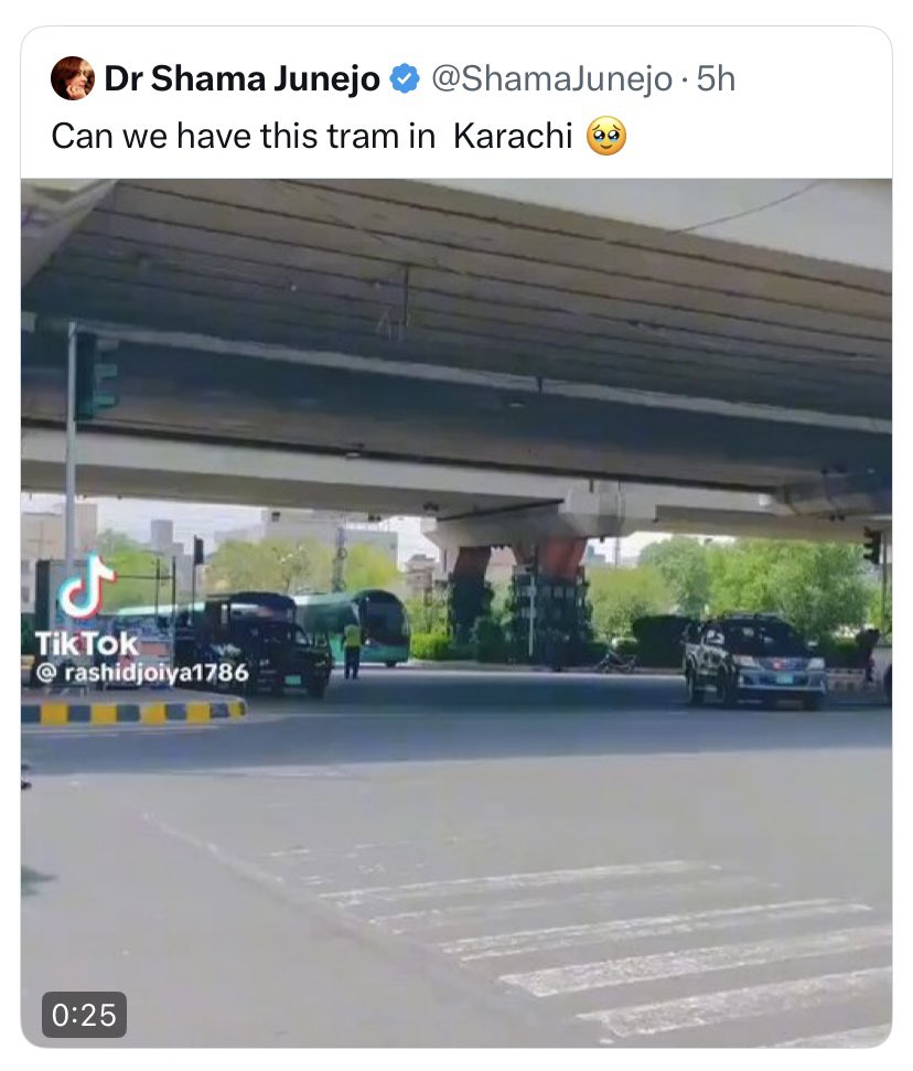 لاہور میں 27 ارب روپے کی لاگت سے ٹرام چلانے کا منصوبہ عوامی سہولت نہیں بلکہ ایک مہنگا نمائشی منصوبہ ہے، جو صرف فوٹو سیشن، میڈیا کوریج اور سیاسی تشہیر کے لیے بنایا گیا ہے۔ 11 کلومیٹر کے محدود راستے پر چلنے والی یہ ٹرام نہ تو لاہور جیسے بڑے شہر کے ٹرانسپورٹ مسائل کا حل ہے اور نہ ہی