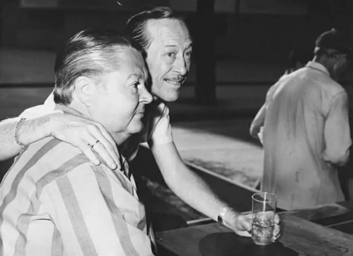 Roberto Goienetxe, tango kantari ospetsua
▶️ kazeta.eus/eu/info_kz/202…

Zazpi herrialdeetatik abiatu ziren, kostaldeko portuetatik, eta  Ameriketan, egunerokoan, arrantxoetan eta estantzietan, edota lurralde  zabaletan, elkartu ziren lanari lotuak.