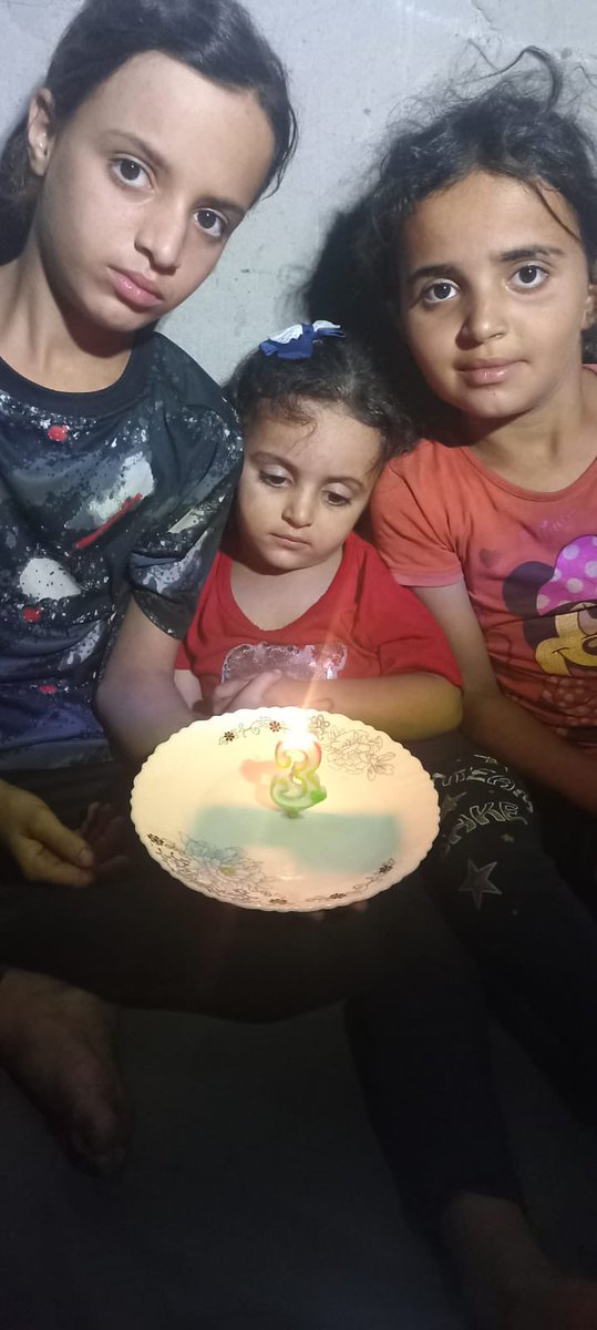 #updateSharaf

Lareen a fêté ses 3 ans aujourd'hui et notre famille n'a pu lui offrir qu'une bougie.

Un événement de plus qui marque d'avantage la crise humanitaire et l'absence de nourriture à prix abordables pour nourrir la population.

Pour soutenir: 🔗gofund.me/444e1b31