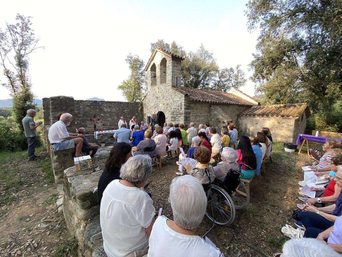 bisbatgirona's tweet photo. ⛪️ Festa dels Sants Just i Pastor a la Cellera de Ter.
Missa a l’exterior de l’ermita amb Mn. Josep Maria Castellà i berenar per a tothom.
#Aplec #Ermita #CelleraDeTer #BisbatGirona https://t.co/3tme7AkGzq