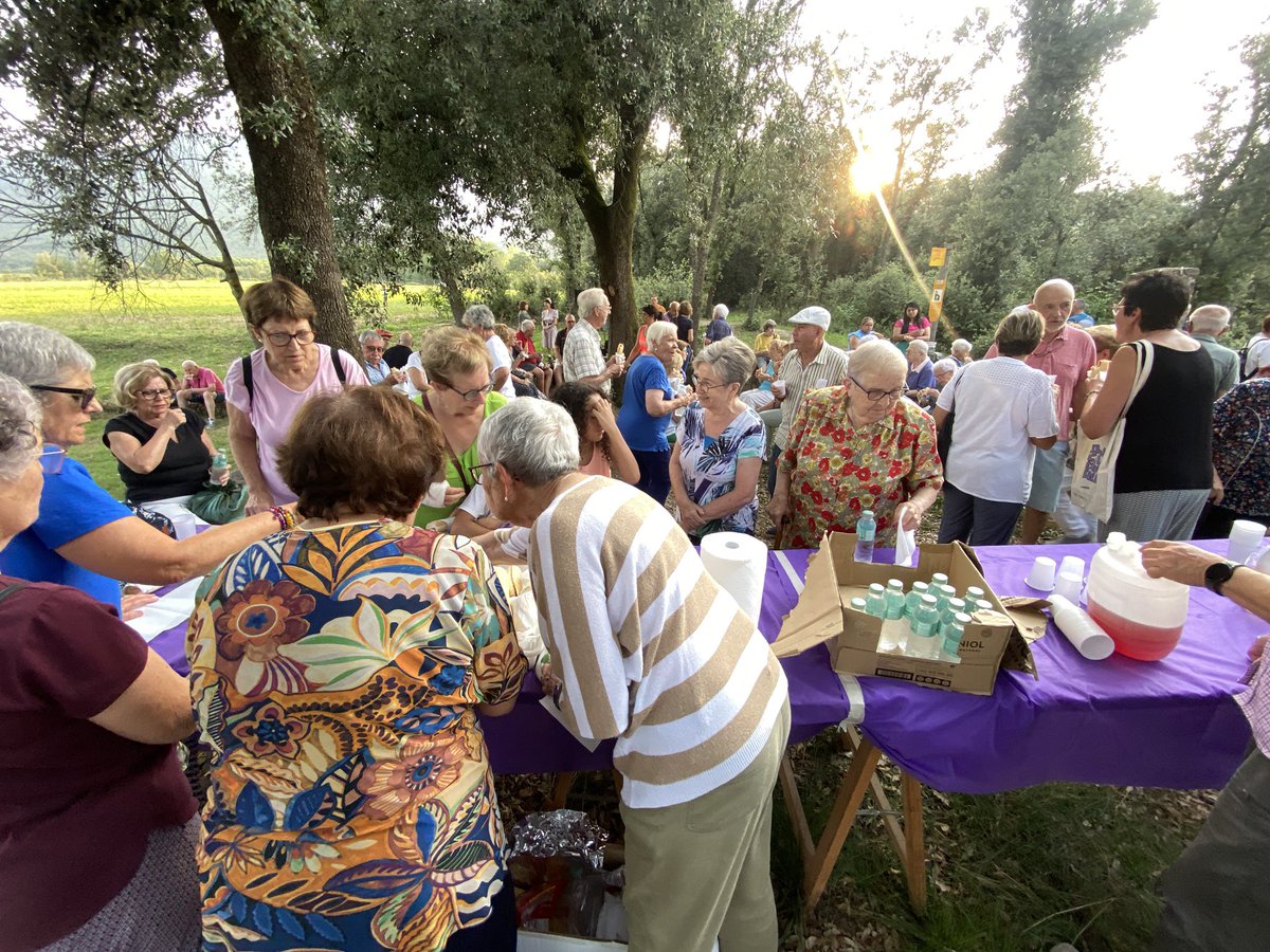 ⛪️ Festa dels Sants Just i Pastor a la Cellera de Ter.

Missa a l’exterior de l’ermita amb Mn. Josep Maria Castellà i berenar per a tothom.

#Aplec #Ermita #CelleraDeTer #BisbatGirona