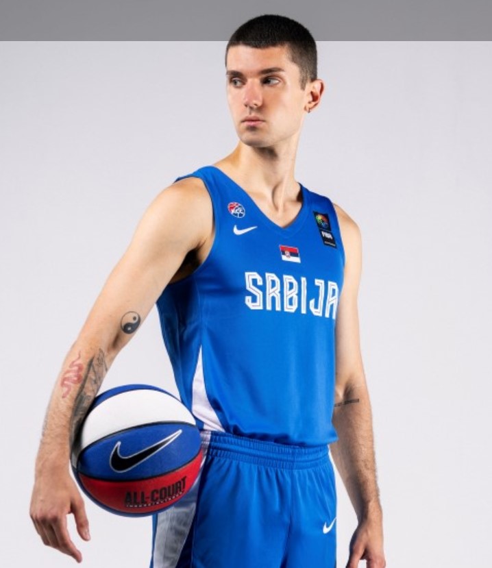 MikePotterCorp's tweet photo. @KSSrbije: Dres koji ce da nosi reprezentacija VS Dres koji moze da se kupi na sajtu.. ni blizu...

ZASTO? https://t.co/iofkmpQu8B