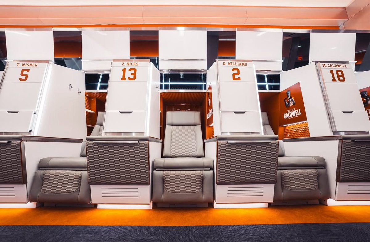ontexasfootball's tweet photo. The new Texas locker room looks AWESOME 🔥🤘

📸 via texasfootball IG https://t.co/N8PD8MAbwa