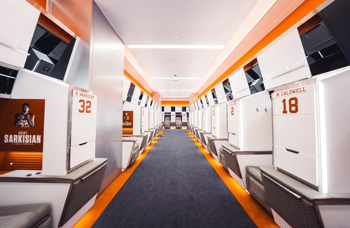 ontexasfootball's tweet photo. The new Texas locker room looks AWESOME 🔥🤘

📸 via texasfootball IG https://t.co/N8PD8MAbwa