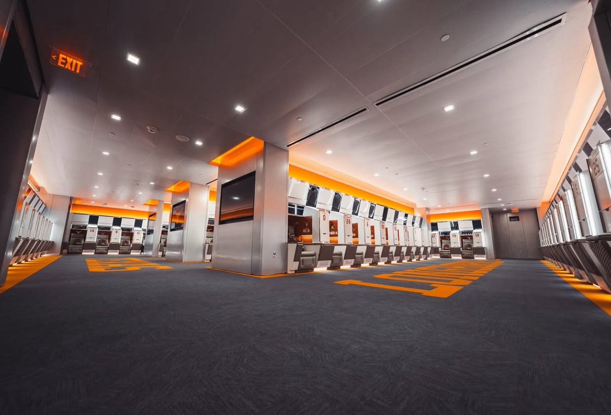 ontexasfootball's tweet photo. The new Texas locker room looks AWESOME 🔥🤘

📸 via texasfootball IG https://t.co/N8PD8MAbwa