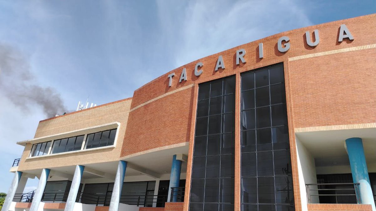 Angel_Reporta2's tweet photo. Este miércoles, se reportó un incendio en el centro comercial Tacarigua, ubicado en la Carretera nacional, Los Guayos, municipio de Valencia, estado Carabobo. Vigilantes y comerciantes intentaron controlarlo con tobos y extintores. Bomberos se movilizaron al lugar. https://t.co/0BfJKhknzD