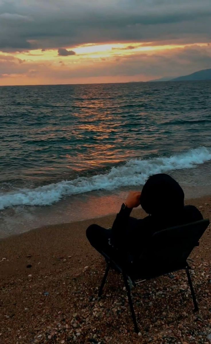 قيل لي ألا تمل من الجلوس وحدك ؟!
أنا لست وحدي أنا ممتلئ بأشياء لا يراها أحد .
#بوح_الخاطر
#بوح_المشاعر